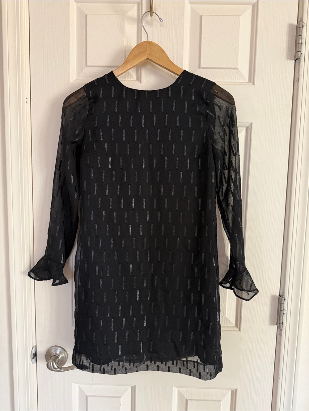 Banana Republic Ruffle Cuff Shift Dress in Black with Metallic Size 00P - Picture 4 of 6